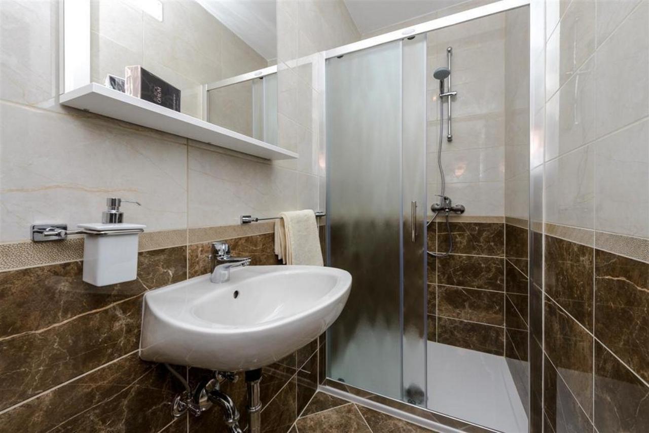 Guest House Rooms Rose Molunat Ngoại thất bức ảnh