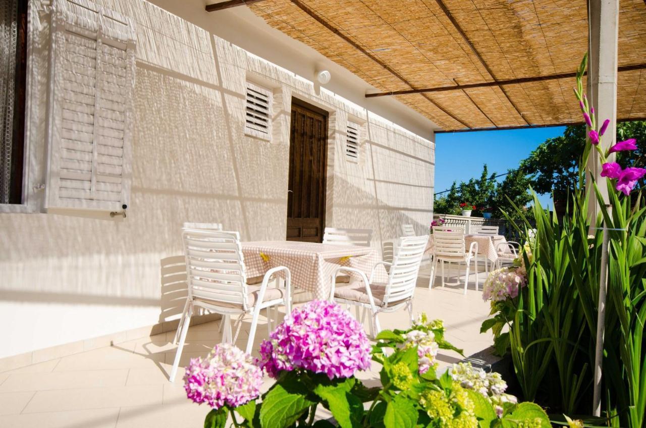 Guest House Rooms Rose Molunat Ngoại thất bức ảnh